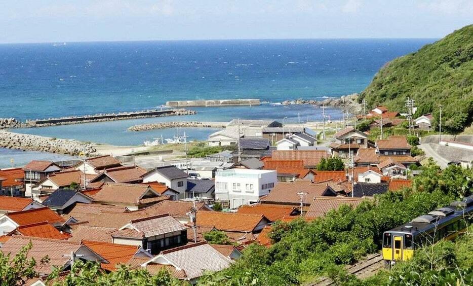 駅近くの展望台からは、赤い石州瓦の家々と真っ青な海が見えた（島根県江津市で）