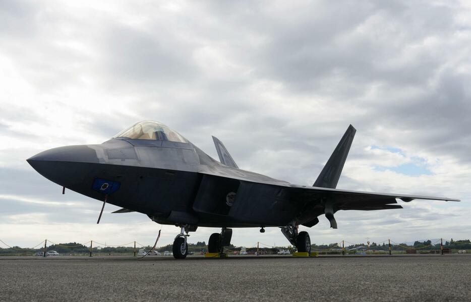 航空自衛隊新田原基地に駐機する米空軍のF22戦闘機＝23日午前、宮崎県新富町