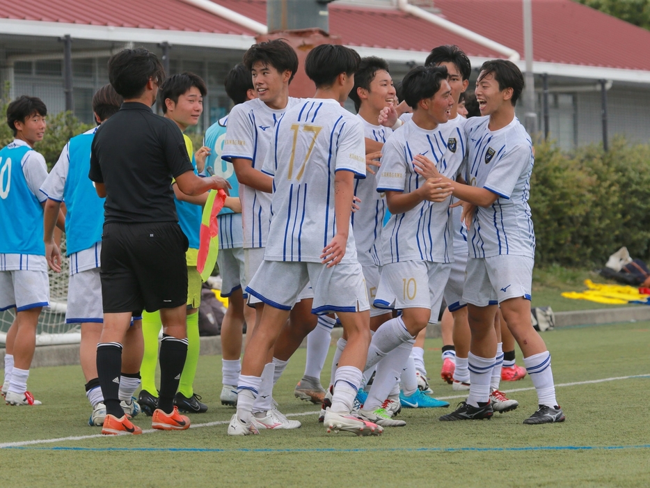 得点を喜ぶ弥栄の選手たち(写真＝K,Nishiyama)