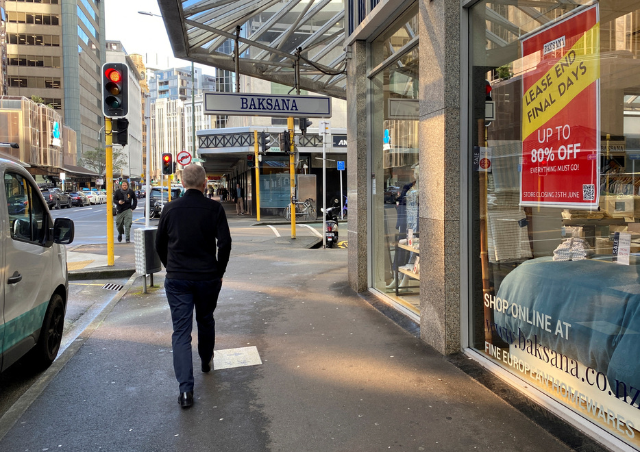 　１０月２５日、オーストラリア・ニュージーランド銀行（ＡＮＺ）と豪調査会社ロイ・モーガンが発表した１０月のニュージーランド（ＮＺ）消費者信頼感指数は９１．２で、前月の９５．１から低下した。写真はニュージーランドのウェリントンにあるショッピング街で６月撮影（２０２４　ロイター／Lucy Craymer）