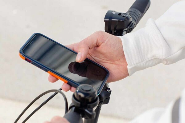 自転車の「ながらスマホ」は罰則が強化される（画像：写真AC）。