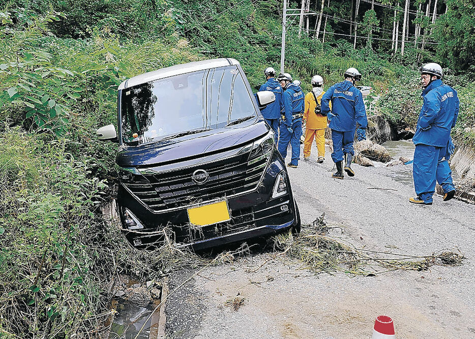 路上で見つかった中山美紀さんの軽自動車＝９月２４日