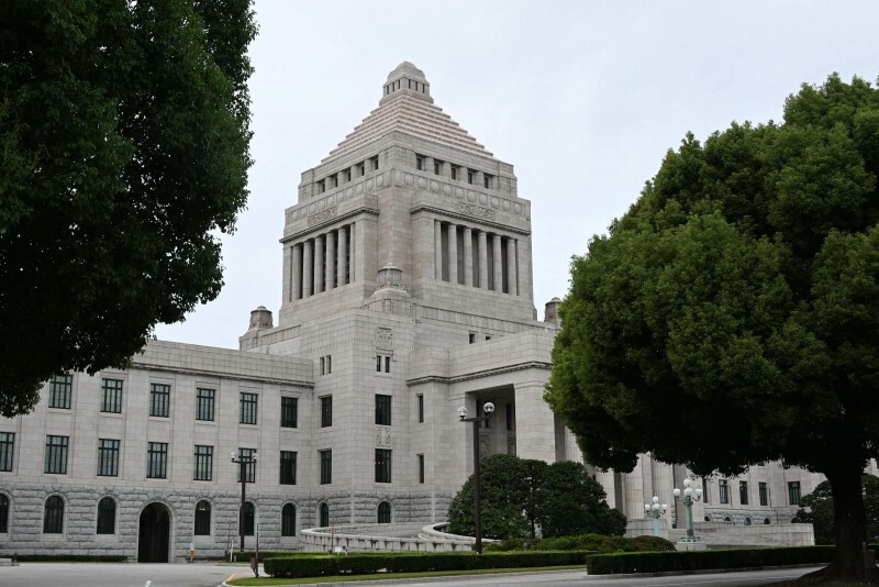 国会議事堂。左が衆議院＝平田明浩撮影