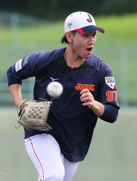 投内連係を行う巨人井上（撮影・上山淳一）