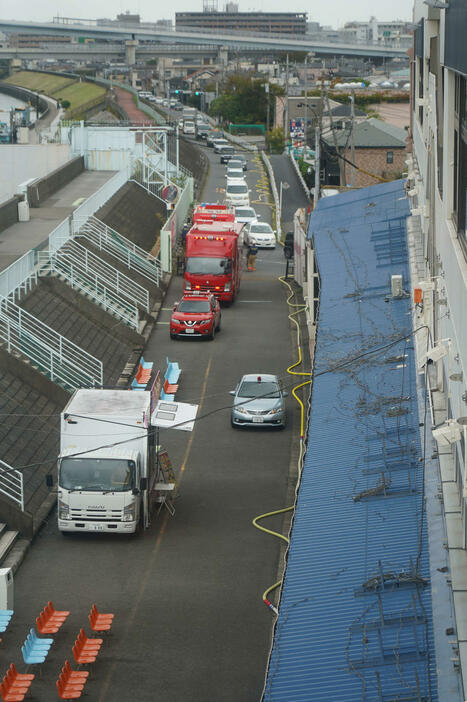 江戸川ボートレース場の火災発生で場内に消防車などが滞在