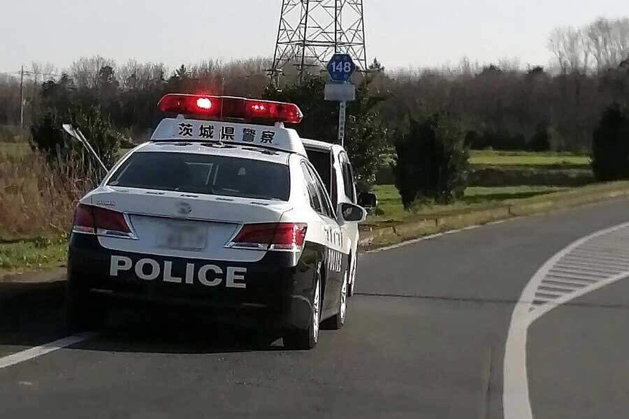 交通取り締まり中のパトカー（画像：写真AC）