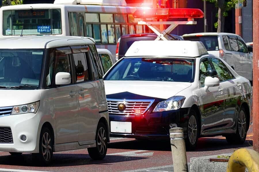 車両を停止させたパトカー（画像：写真AC）