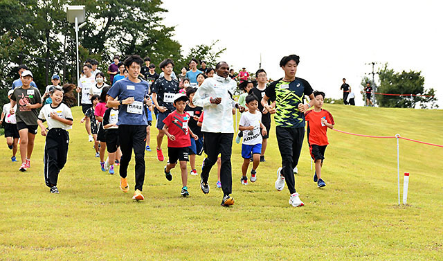 子どもたちが、国内外で活躍する選手との走りを楽しんだランニング教室＝東根市東根乙