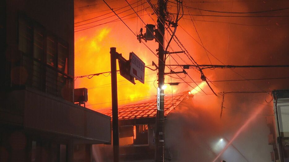 火災現場　19日午後10時すぎ撮影