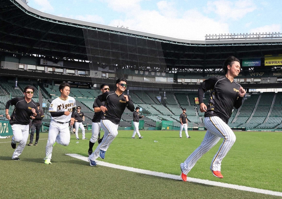 ポール間ダッシュで走り込む阪神投手陣（撮影・後藤　正志）