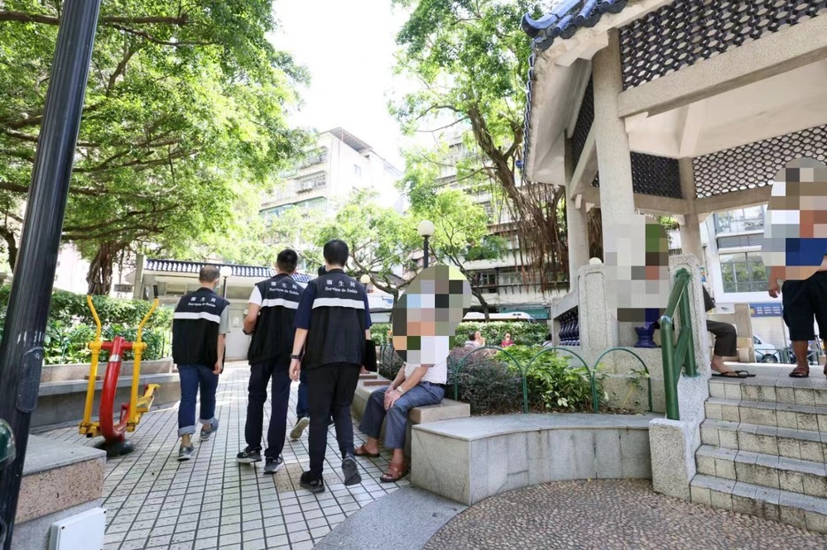 マカオ政府衛生局煙酒管理弁公室の法執行官によるパトロールの様子（写真：SSM）