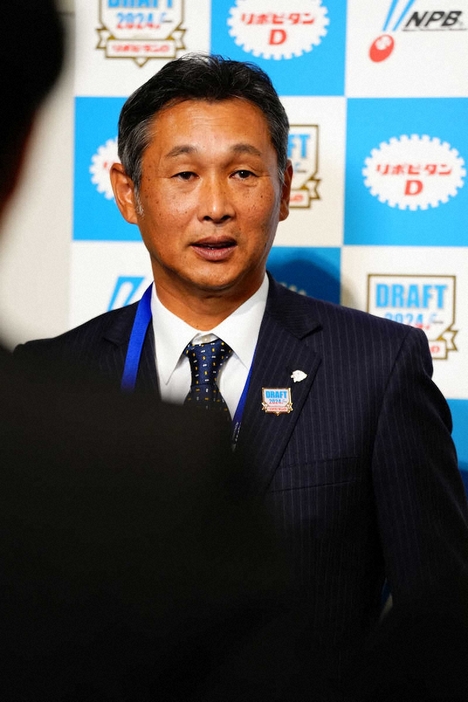 ＜2024プロ野球ドラフト会議＞1位指名を終え取材に応じる西武・西口監督（撮影・西尾大助