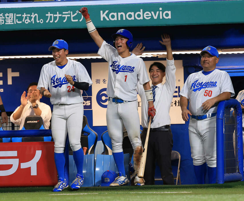 中大対青学大　4回裏青学大2死一、二塁、初谷が右越え3点本塁打を放ち、喜ぶ佐々木（中央）、西川（右から2人目）ら（撮影・浅見桂子）