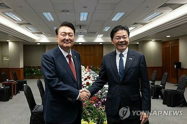 記念撮影する尹大統領（左）とウォン首相（共同取材）＝8日、シンガポール（聯合ニュース）