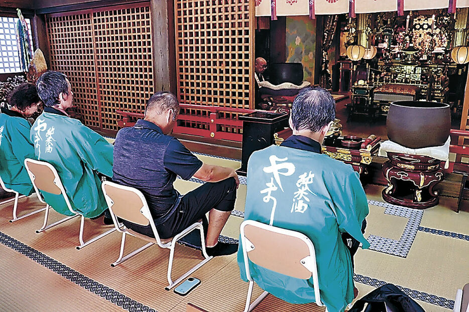 仕込みの成功を祈願する組合員＝加賀市山代温泉の薬王院温泉寺