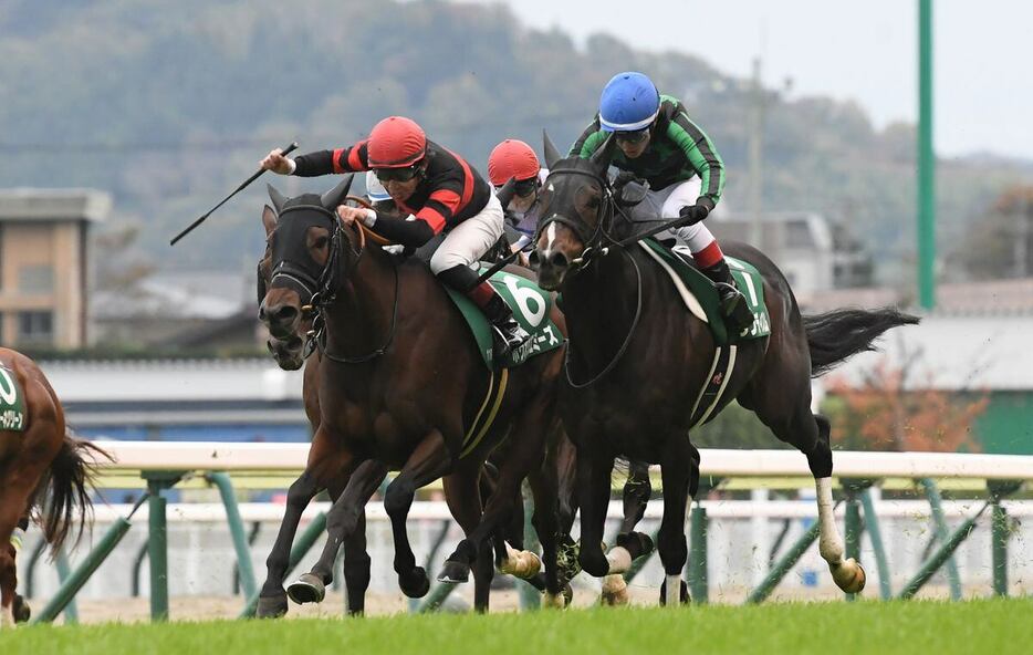 昨年の福島記念を制した田辺騎手とホウオウエミーズ（左）。鮮やかなまくりを決めた