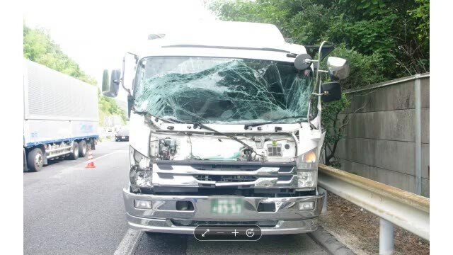 追突した大型トラック（廿日市市大野・広島岩国道路）　写真提供：広島県警