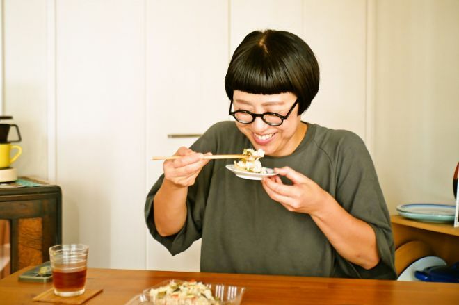 写真家の衛藤キヨコさんがよく食べていた「はたちメシ」は…＝白央篤司撮影