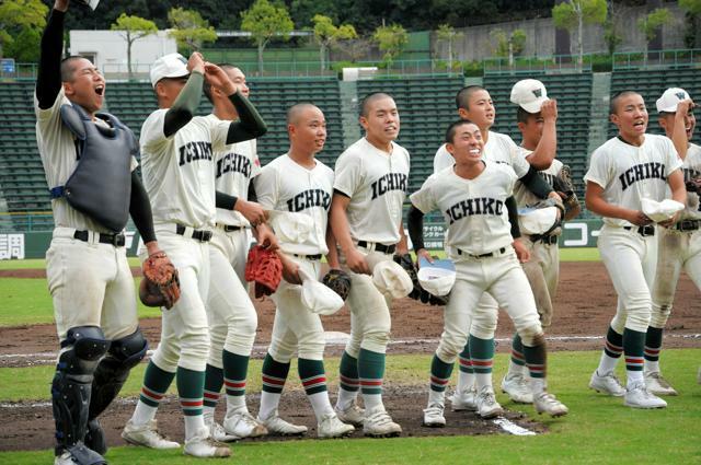 主将の川辺謙信（左端）ら市和歌山の選手たち=2024年10月27日、ほっともっと神戸、大坂尚子撮影