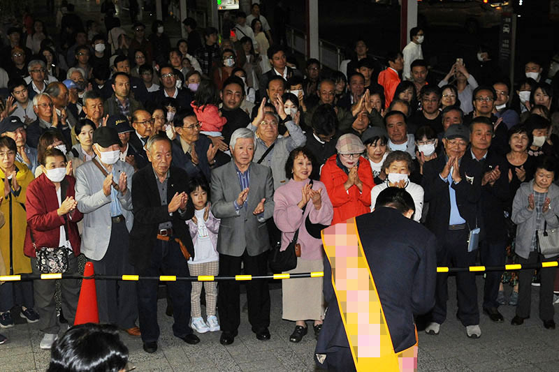 候補者の最後の訴えに、拍手で応える聴衆＝26日午後6時半ごろ、JR浦和駅東口（画像の一部を加工しています）