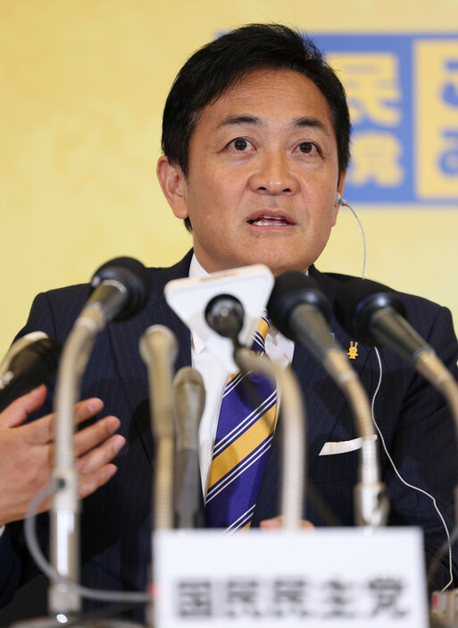 取材に応じる国民民主党の玉木雄一郎代表＝２７日午後、東京都新宿区