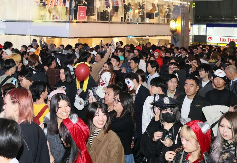 ハロウィンを迎え、仮装した人たちが集まった大阪・ミナミの戎橋＝31日午後、大阪市中央区（泰道光司撮影）