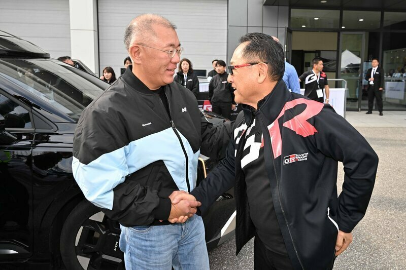 ヒョンデモーターグループの鄭義宣会長（左）とトヨタの豊田章男会長（右）