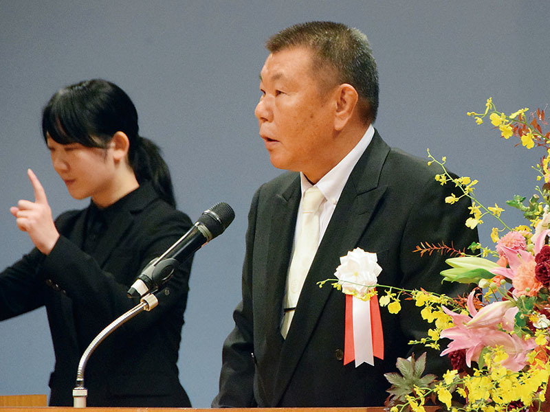 合併70周年記念式典で式辞を述べる島田康弘町長＝13日、小川町腰越のパトリアおがわ