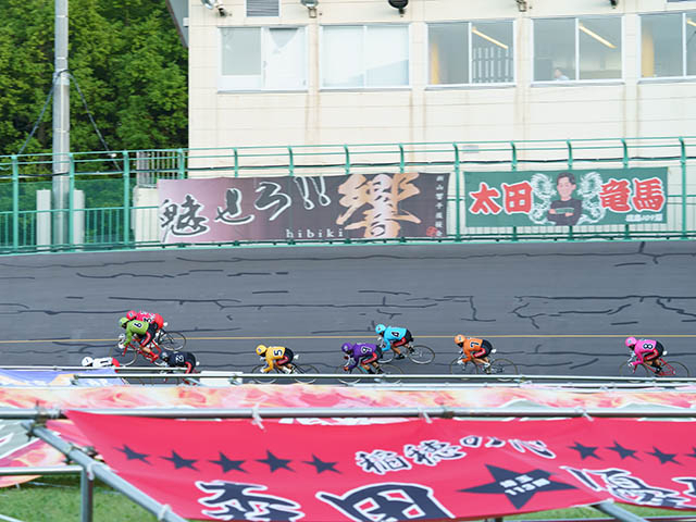 北日本先頭の高橋(6番車)が眞杉を外に押しやり減速(写真提供:チャリ・ロト)