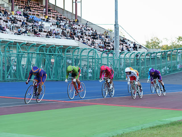 赤板HS、眞杉(3番車)が新山(1番車)の位置を狙う(写真提供:チャリ・ロト)