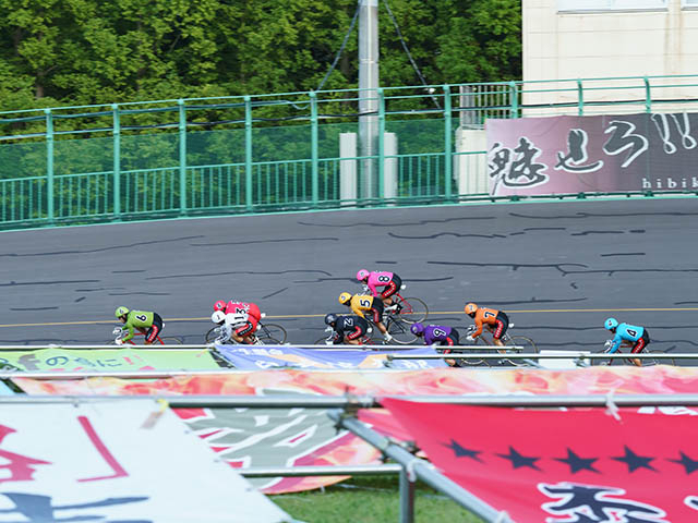 新山と眞杉の競りの後ろで森田(2番車)が北日本勢を分断(写真提供:チャリ・ロト)