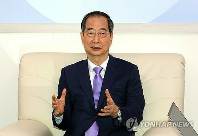 政府世宗庁舎で記者会見を行う韓悳洙首相＝22日、世宗（聯合ニュース）