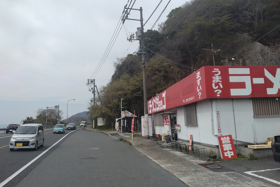 広島県呉市にある「うまいまずいのラーメンショップ」は、行列が絶えない人気店。そして、その店主もデコトラ界では伝説の人物だ。