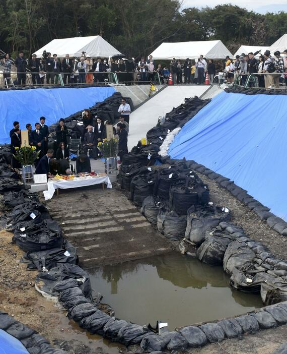 日韓の遺族が参加して海底炭鉱「長生炭鉱」の坑口前で行われた追悼集会＝26日午後、山口県宇部市