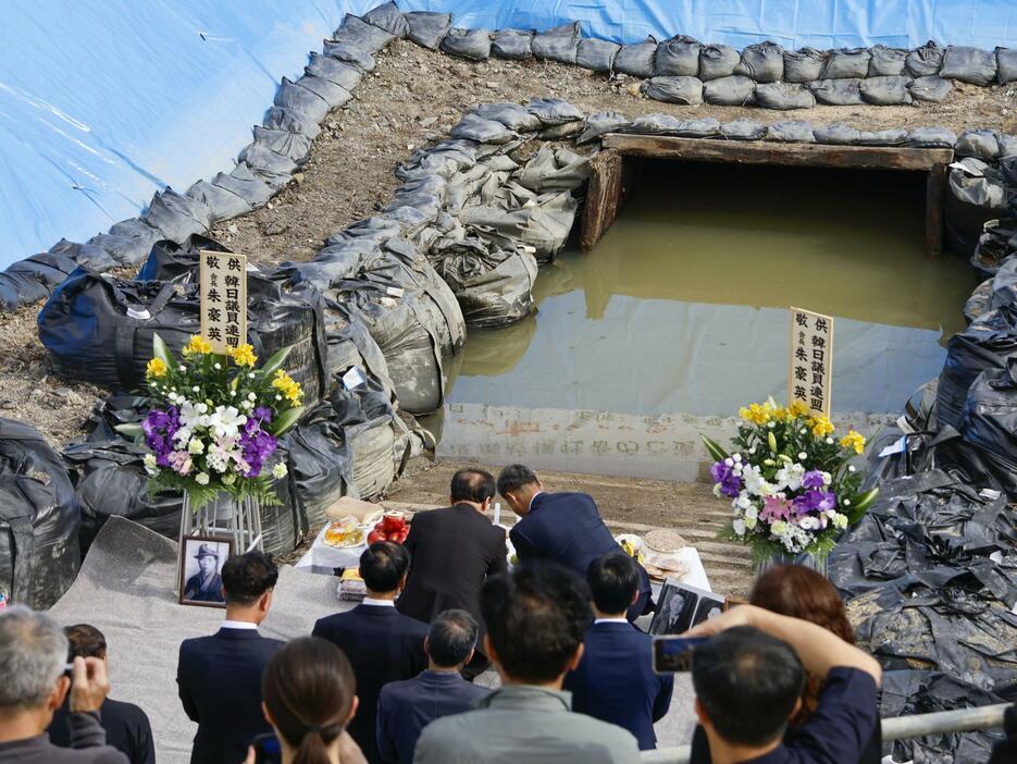 日韓の遺族が参加して海底炭鉱「長生炭鉱」の坑口前で行われた追悼集会＝26日午後、山口県宇部市