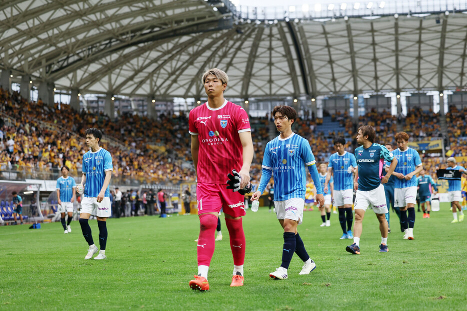 明治安田Ｊ２リーグは１９日、各地で第３５節の３試合が行われ、Ｊ１昇格決定の可能性があった前節首位の横浜Ｃは仙台に０―３で敗れた＝ユアスタ