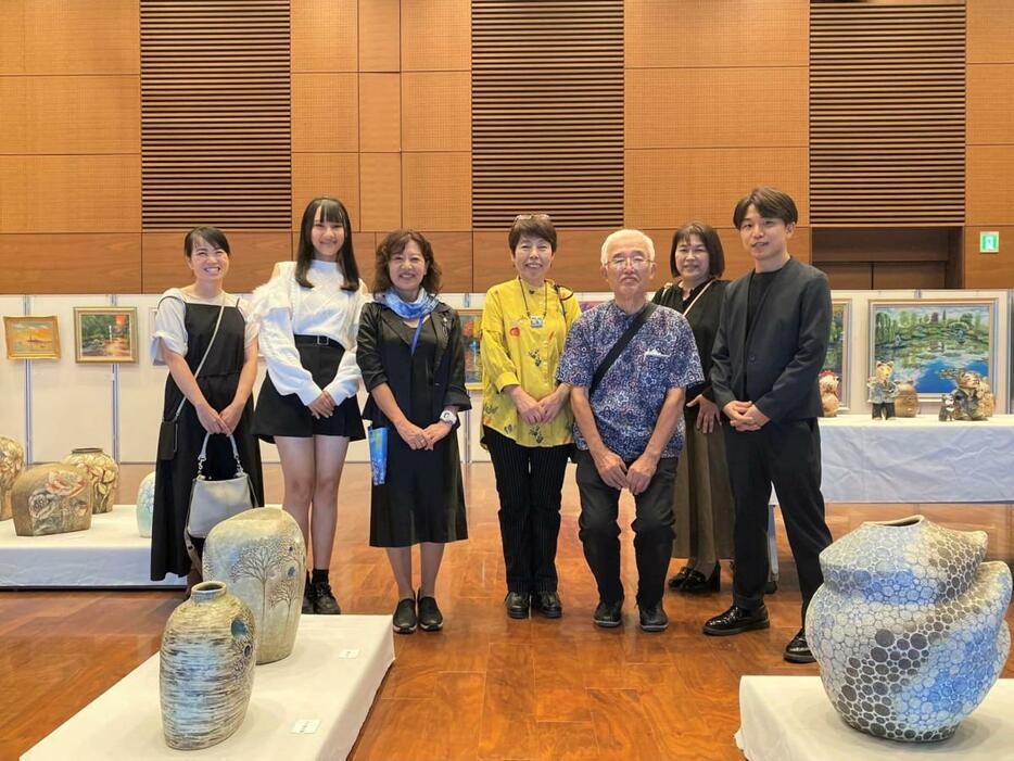 「二人展」を開いた井上美千代さん、岡村和美さんと来場者ら