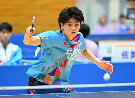 卓球成年男子決勝・佐賀ー東京　的確にボールを散らす田中佑汰(チームSSP)＝基山町総合体育館