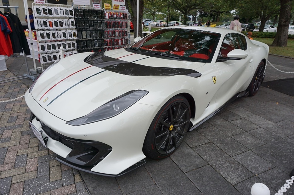 滅多にお目にかかれません。Ferrari 812 Competizione。