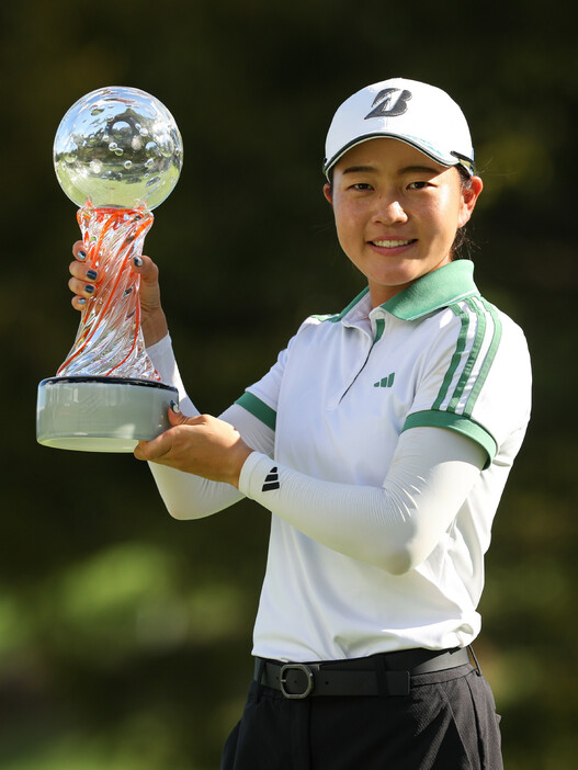 女子ゴルフ・スタンレー・レディースホンダ最終日。最終ラウンドが行われ、首位タイで出た２１歳の佐藤心結が５バーディー、１ボギーの６８で回り、通算１５アンダーに伸ばしてツアー初優勝＝６日、静岡・東名ＣＣ