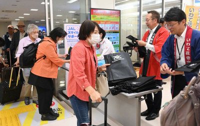 花巻空港に到着し、歓迎される山口県からの旅行客