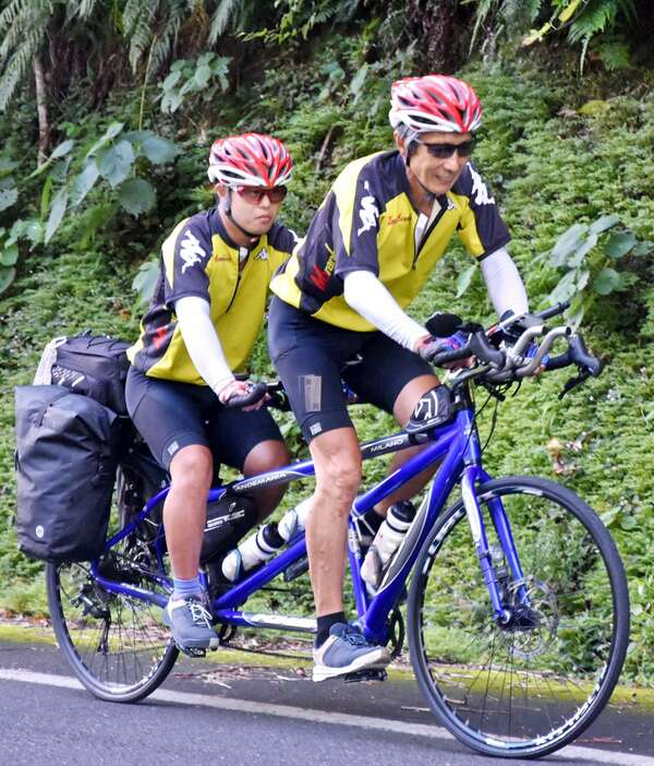 佐多岬を目指す阪野翔生さん（左）と父の顕正さん＝南大隅町根占