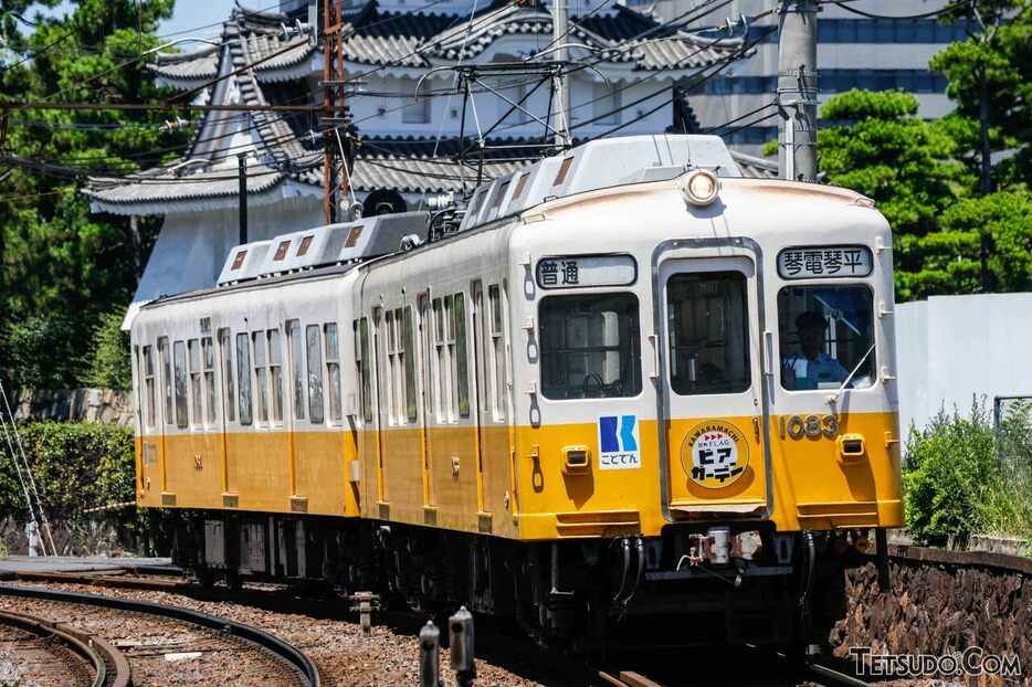 高松琴平電気鉄道（ことでん）の1080形。現在、優等列車が存在しない同線ですが、車両には「普通」の種別表示が見られます