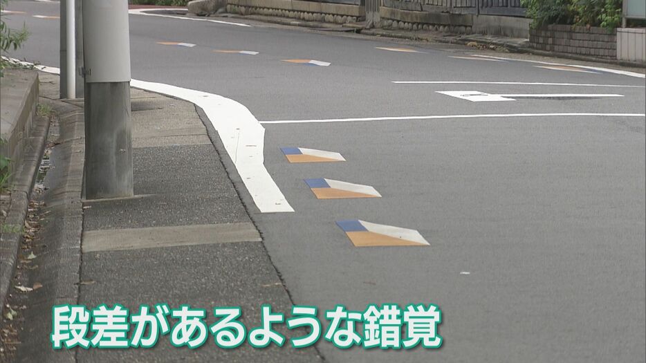 道路に段差ができているよう錯覚させるデザインを標示