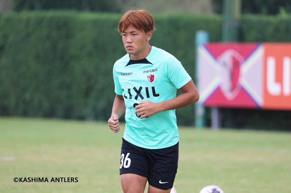 鹿島アントラーズのトレーニングを行なう師岡柊生（写真◎KASHIMA ANTLERS）