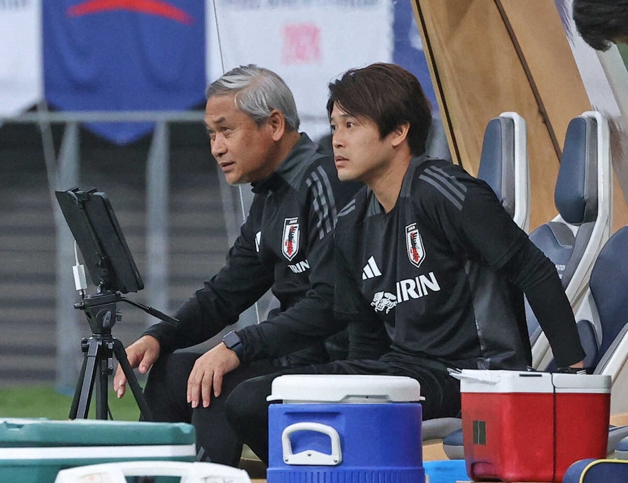 ＜サッカー女子　日本・韓国＞試合を見つめる佐々木監督代行（左）と内田コーチ（撮影・西海健太郎）