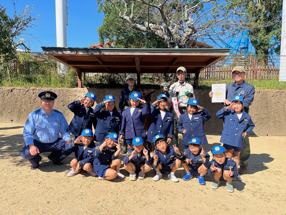 式に出席したアルパカのソニアと大学院幼児園の園児ら（12日午前11時10分ごろ、ときわ動物園で）