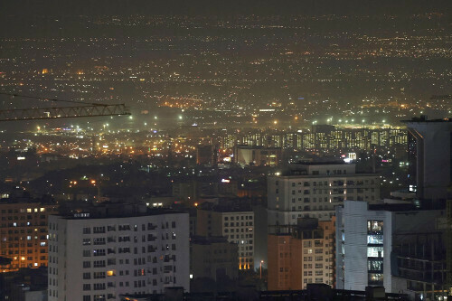 ２６日、爆発音が聞こえた後のテヘラン市街地＝ロイター