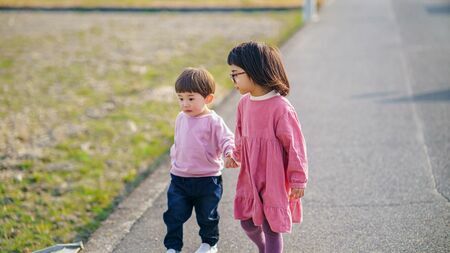 必ずしも子どもが「外で遊んでいる」状態ではなく、屋外にて太陽光を浴びている時間を1日2時間程度確保することが大事です（写真：yuu／PIXTA）