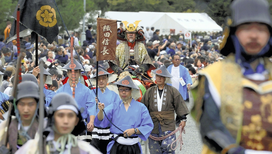 京都御苑を進む、織田公上洛列の織田信長（中央）ら